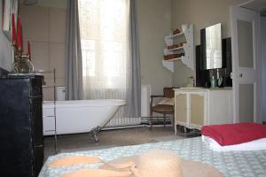Posteľ alebo postele v izbe v ubytovaní SAUVEURS DE REVES 2 suites indépendantes et un F2 privé dans un hôtel particulier