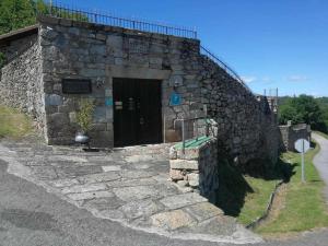 ein Steingebäude mit einer Tür auf einem Hügel in der Unterkunft Alcázar Milmanda in Milmanda