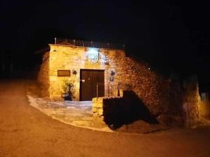 ein Steingebäude mit einer Tür in der Nacht in der Unterkunft Alcázar Milmanda in Milmanda