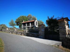 uma casa velha na berma de uma estrada em Alcázar Milmanda em Milmanda