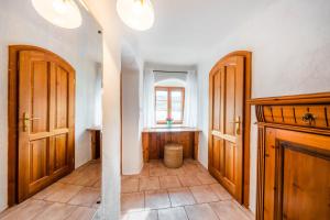 a hallway with two wooden doors and a bathroom at Smile Apartments mit Donaublick in Dürnstein