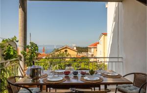 Majoituspaikan Cozy Apartment In Makarska With House Sea View ravintola tai vastaava paikka