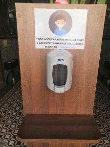 un cartel en una caja de madera con microondas en Hotel de los baños, en Pachuca de Soto