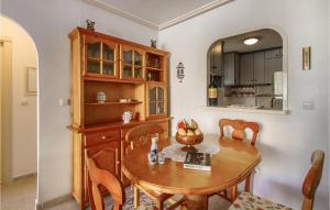 ein Esszimmer mit einem Tisch und einem Schrank in der Unterkunft Cozy Apartment In La Mata, Torrevieja in La Mata