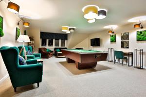 ein Wohnzimmer mit Billardtisch und Stühlen in der Unterkunft Hotel Wiosna in Rabka-Zdrój