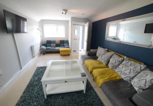 uma sala de estar com um sofá e uma mesa em Notting Hill West in the heart of Westport Town em Westport