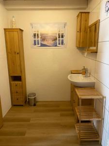 baño con lavabo blanco y ventana en Schönes Ferienhaus&Monteurzimmer direkt in Lich, ruhige&zentrale Lage, en Lich