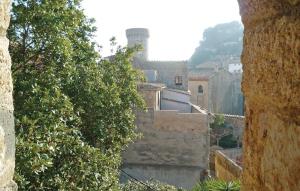 Una vista de una ciudad desde un callejón con edificios. en Stunning Apartment In Tossa De Mar, en Tossa de Mar 17 fotos más