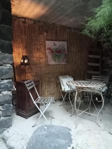 eine Terrasse mit einem Tisch, 2 Stühlen und einem Tisch in der Unterkunft L'Olivier in Mirabel