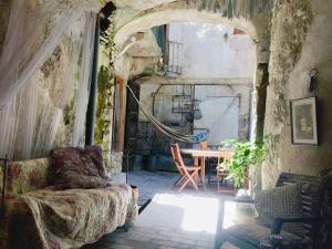 Posedenie v ubytovaní SAUVEURS DE REVES 2 suites indépendantes et un F2 privé dans un hôtel particulier