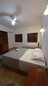 une chambre avec un lit et un ventilateur de plafond dans l'établissement Brise Maison, à Jericoacoara 22 autres photos