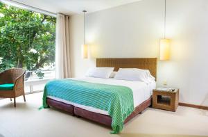 Кровать или кровати в номере Hotel Santorini Resort