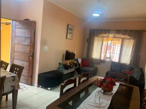 una sala de estar con un sofá y una mesa en Casa de praia aconchegante próxima ao centro, en Mongaguá