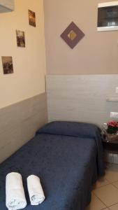 1 dormitorio con 1 cama azul y 2 almohadas en Hotel Senyor en Rímini