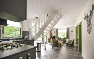 een keuken met een trap en een woonkamer bij Awesome Home In Meppen With Kitchen in Meppen