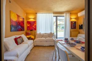 a living room with a couch and a table at Mikipong in Montepulciano