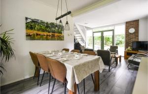 Televisyen dan/atau pusat hiburan di Awesome Home In Meppen With Kitchen