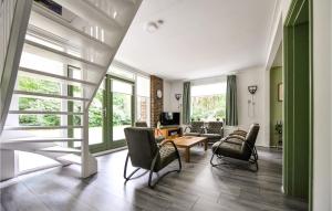 Televisyen dan/atau pusat hiburan di Awesome Home In Meppen With Kitchen