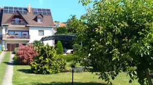 une maison avec des panneaux solaires sur le toit dans l'établissement Balázs Apartman, à Tihany