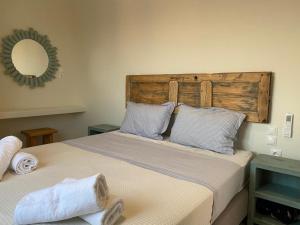 Deja blue villa 2 في Agios Georgios: غرفة نوم بسرير كبير عليها مناشف