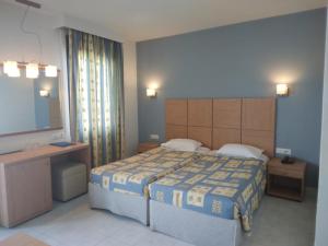 Postel nebo postele na pokoji v ubytování Flisvos Hotel