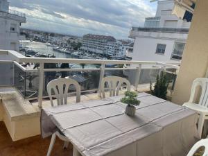 Balkón nebo terasa v ubytování APPARTEMENT MAGNIFIQUE VUE SUR LE CANAL Et LA MER D'EMPURIABRAVA