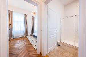 een slaapkamer met een deur naar een badkamer bij Smile Apartments am Stadtpark in Krems an der Donau