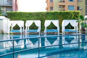 Piscina de la sau aproape de Amaris Hotel - All inclusive - Free parking