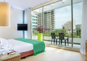 Ένα ή περισσότερα κρεβάτια σε δωμάτιο στο Hotel Santorini Resort