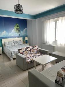 1 dormitorio con cama, sofá y mesa en Vila Florika Hotel, en Borsh