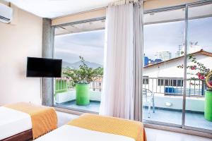Μια τηλεόραση ή/και κέντρο ψυχαγωγίας στο Hotel Santorini Resort