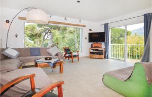 een woonkamer met een bank en een tv bij Lovely Home In Calvi With House Sea View in Calvi