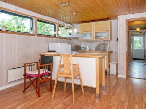 エーベルトフトにある6 person holiday home in Ebeltoftのキッチン(テーブル、椅子付)