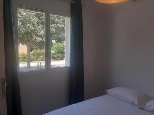 um quarto com uma cama e uma janela em Villa san salvador Torreilles plage em Torreilles