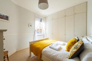 A bed or beds in a room at Pass the Keys West London Cheerful Garden Apartment