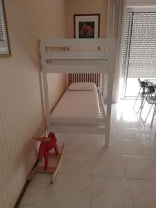een klein wit stapelbed in een kamer bij CASA SIMONE in Porto San Giorgio