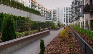 a walkway in a city with buildings and plants at Urban Apartment Deluxe Kamienica Nova 3 in Szczecin