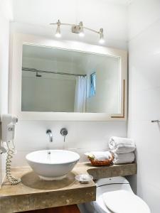 Ένα μπάνιο στο Hotel Santorini Resort
