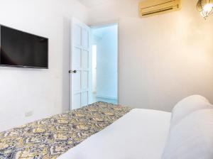Μια τηλεόραση ή/και κέντρο ψυχαγωγίας στο Hotel Santorini Resort
