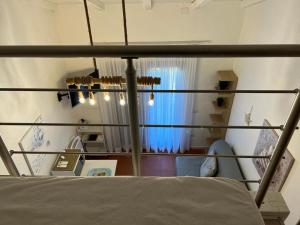 una camera con un letto e una finestra su una nave di Residence Ginepro, appartamento Baia Caddinas a Golfo Aranci