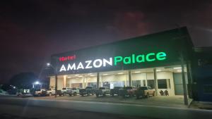ItaitubaにあるHotel Amazon Palaceの夜のガソリンスタンドの前にあるアマゾン警察の標識