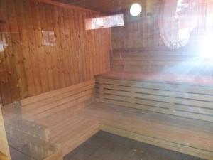 - un sauna en bois avec un banc dans l'établissement Chaleureux appartement au cœur des Orres 1800, aux Orres