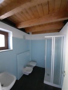 uma casa de banho com 2 WC e um chuveiro em Cascina Teresina em Veleso