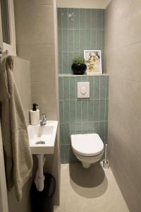 A bathroom at Friends Hostel & Apartments