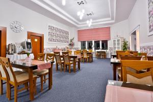ein Speisesaal mit Tischen und Stühlen in einem Restaurant in der Unterkunft Hotel Wiosna in Rabka-Zdrój