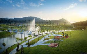 un parco con una fontana in mezzo a un laghetto di Spring Fields Homestay by Sizma a Semenyih