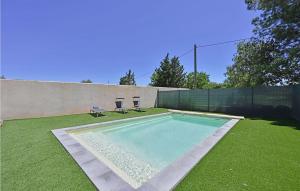 Una piscina en un patio con dos sillas. en Stunning Home In Nîmes, en Nimes 14 fotos más