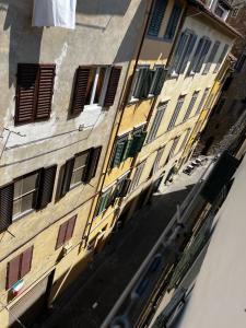 vista sull'alto di un edificio con finestre di A casa di Anna a Firenze