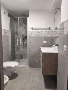 uma casa de banho com um lavatório e um chuveiro. em Il Vicoletto em Pisticci