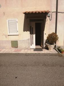 une porte ouverte d'un bâtiment avec une fenêtre dans l'établissement Casa Garri' Sciconi di Briatico, à Briatico